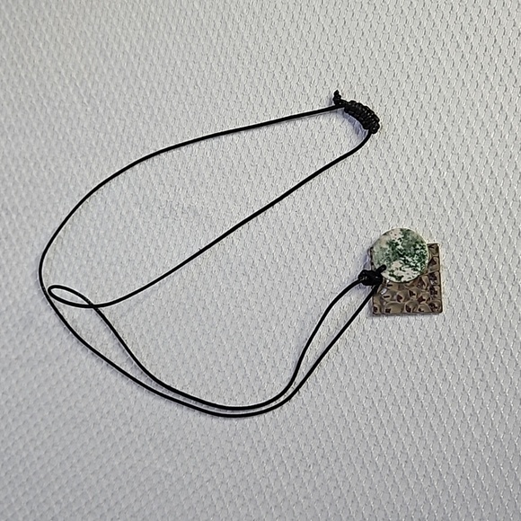 GREEN STONE AND METAL WITH PULL CORD NECKLACE - Picture 6 of 8